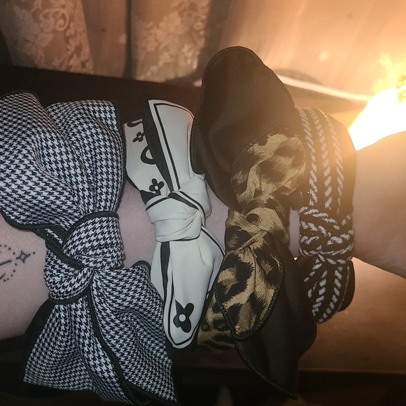 Stylish Black and White Hair Accessories Set - Picture 3 of 4